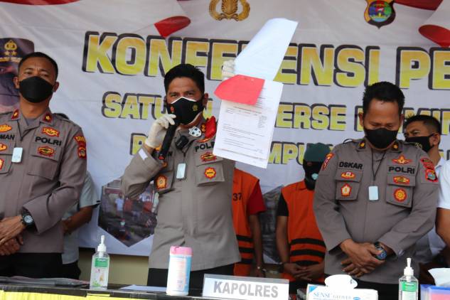 CuplikCom-Polres-Lamsel,-Amankan-Dua-orang-Pelaku-Pemalsuan-Surat-Rapid-Test-Antigen -28072021182556-IMG-20210728-WA0030.jpg